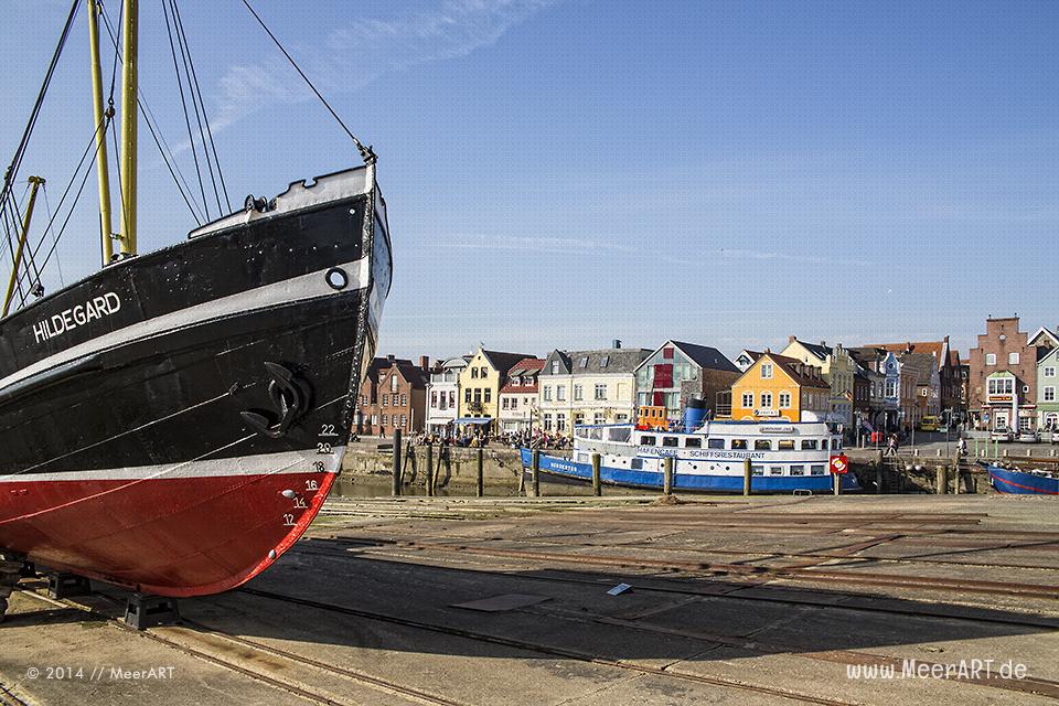 Der alte Hafen von Husum mit dem ehemaligen Tonnenleger „Hildegard“ auf einer Slipanlage - Das Motiv ist als Wandbild vom Meer bei uns erhältlich // Foto: MeerART