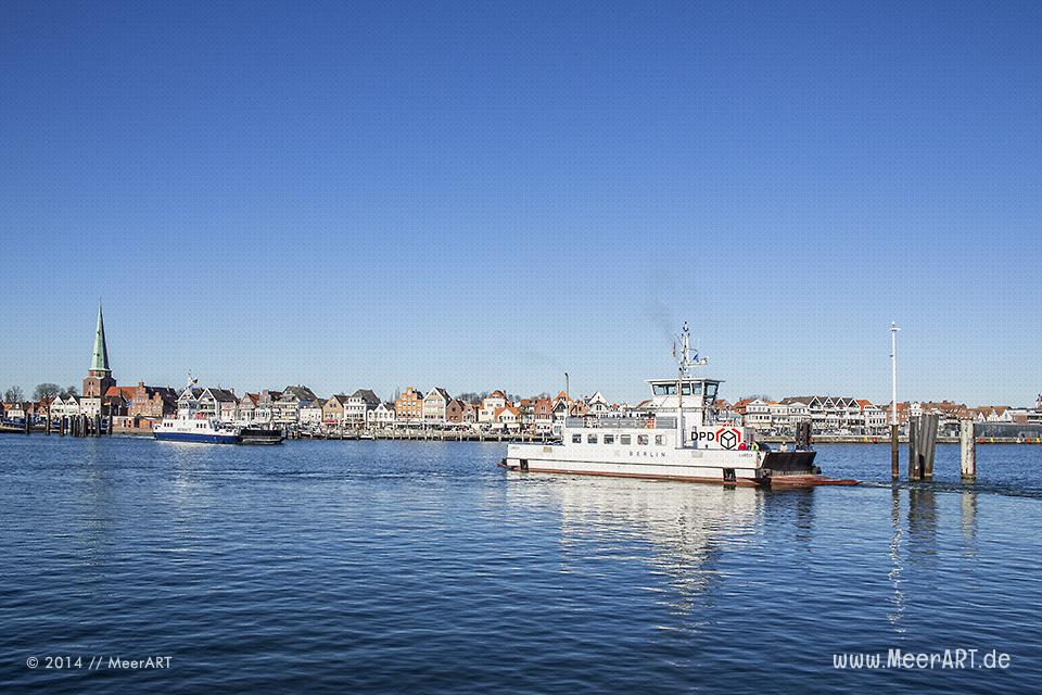 Fähren zwischen dem Ostpreußenkai und dem Priwall in Travemünde // Foto: MeerART