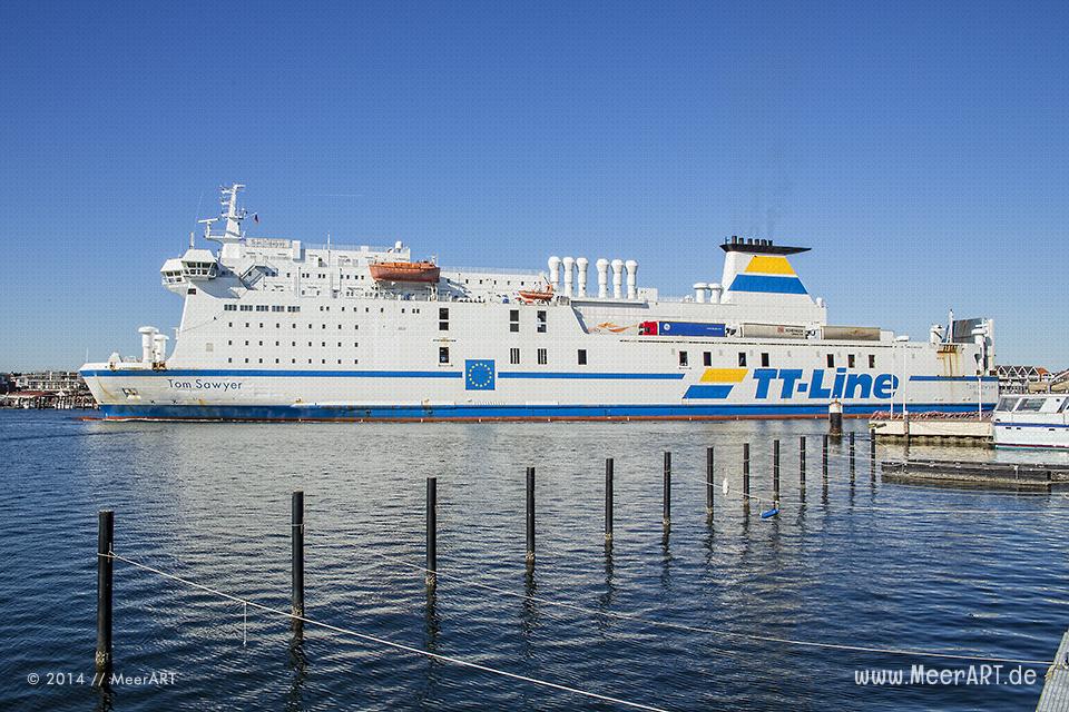 Die Ostseefähre „TOM SAWYER“ der TT-Line läuft in den Hafen von Travemünde ein // Foto: MeerART