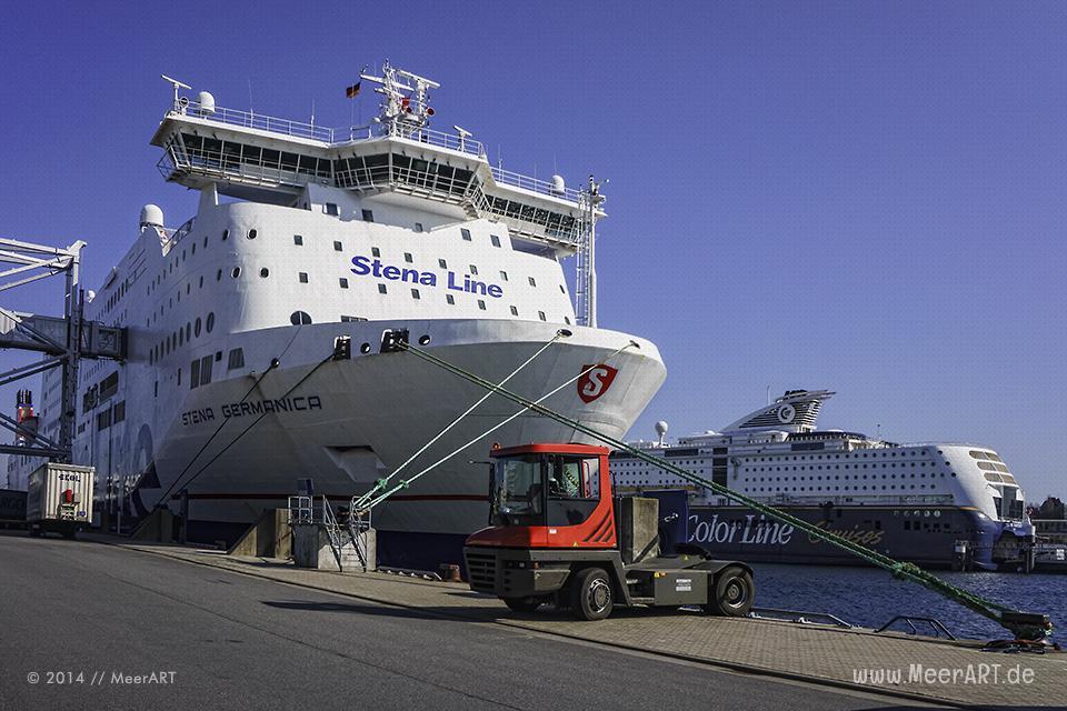 Ostseefähren im Hafen von Kiel // Foto: MeerART