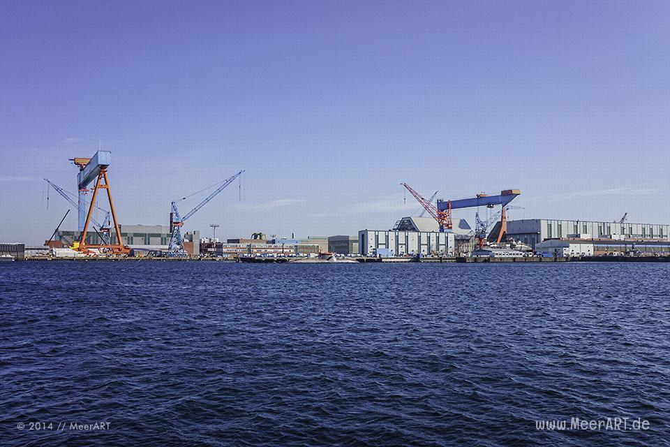 Blick auf die Werft von HDW im Hafen von Kiel // Foto: MeerART