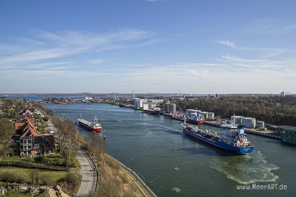 Schiffe vor der Schleuse in Kiel-Holtenau // Foto: MeerART