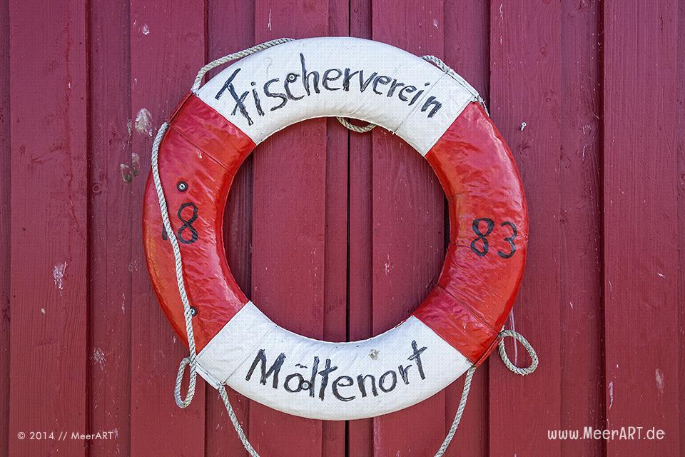 Rettungsring an einem Schuppen im Hafen // Foto: MeerART