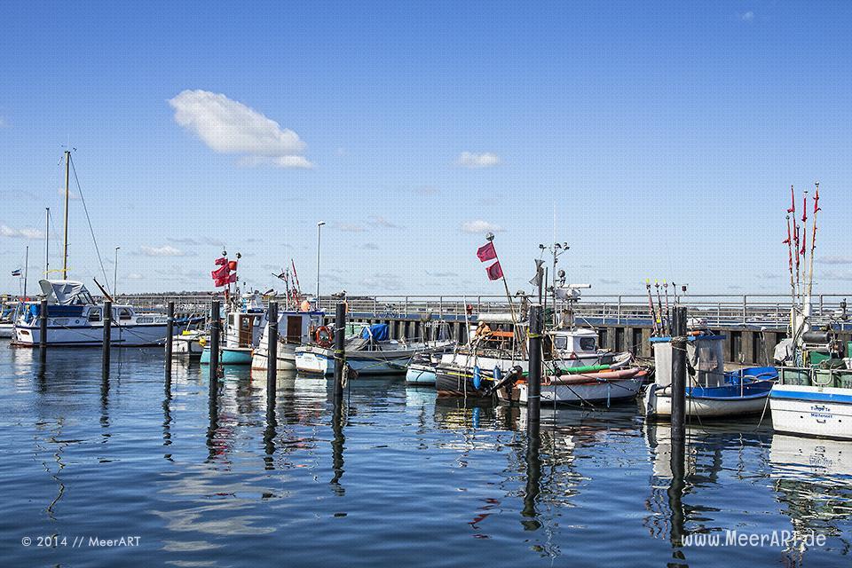 Fischerboote an ihrem Liegeplatz im Ostseehafen von Heikendorf/Möltenort // Foto: MeerART