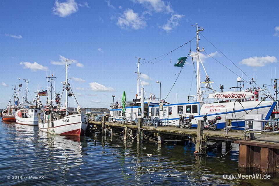 Fischerboote und der Fischbratkutter „Elke“ an seinem Liegeplatz im Hafen von Heikendorf/Möltenort // Foto: MeerART