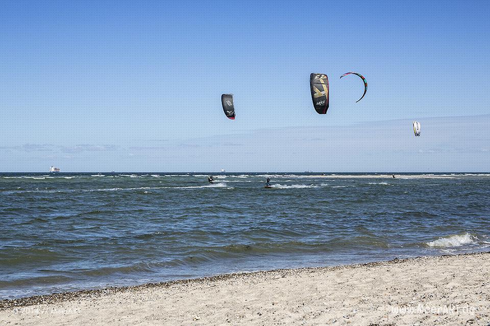 Kitesurfer auf der Ostsee in der Kieler Förde vor der Küste von Laboe // Foto: MeerART