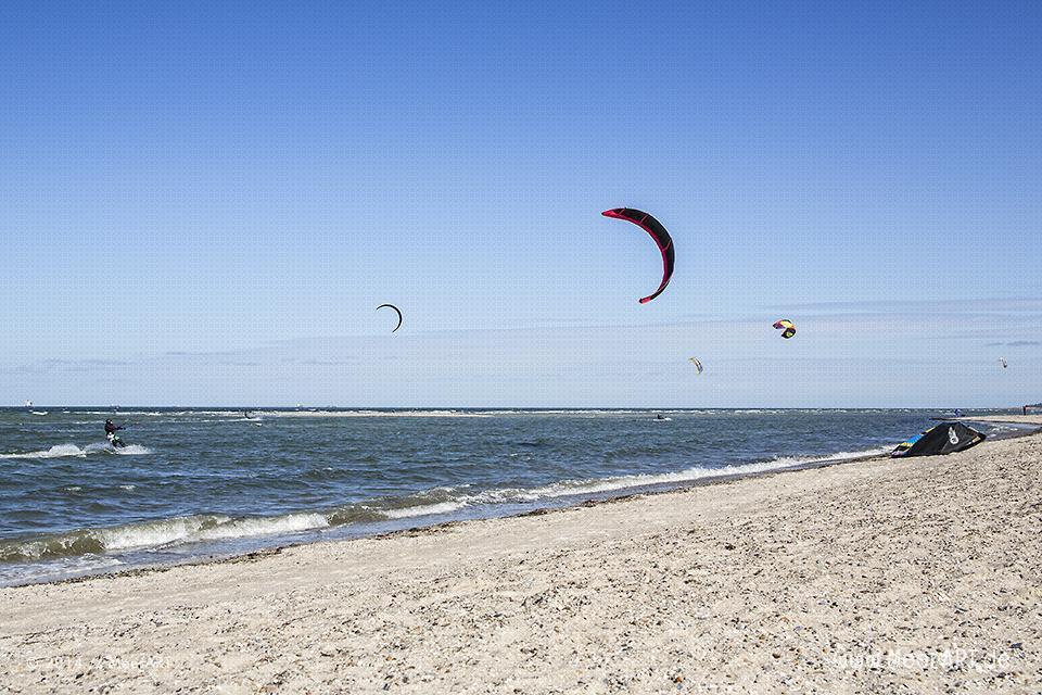 Kitesurfer auf der Ostsee in der Kieler Förde vor der Küste von Laboe // Foto: MeerART