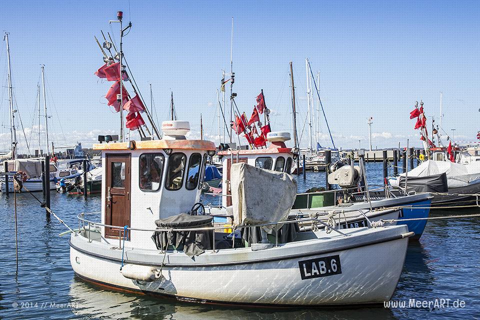 Fischekutter und Sportboote an ihren Liegeplätzen im Hafen von Laboe // Foto: MeerART