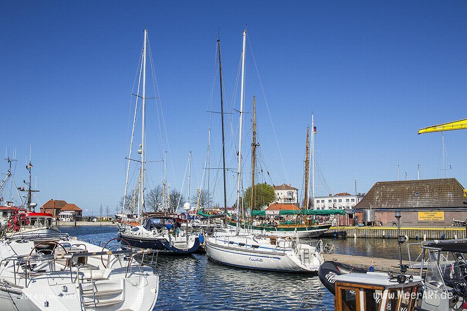 Sport- und Segelboote an ihren Liegeplätzen in der Marina von Laboe // Foto: MeerART