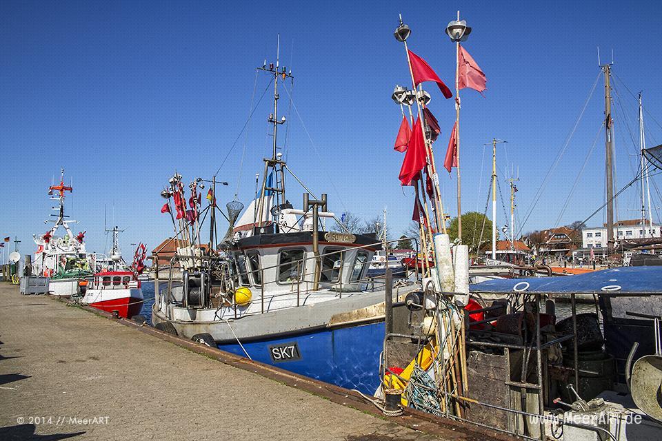 Fischkutter an ihrem Liegeplatz im Ostseehafen von Laboe // Foto: MeerART