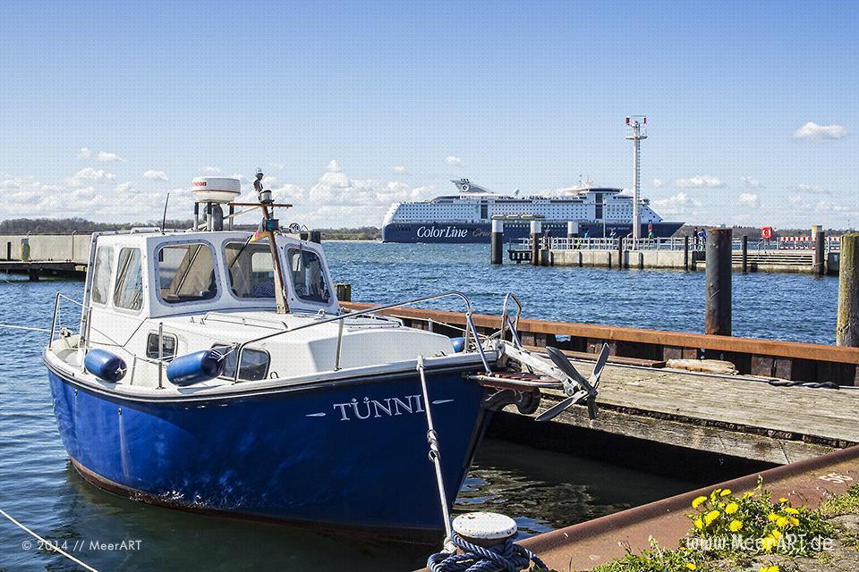 Motorboot im Hafen von Laboe und im Hintergrund die Ostseefähre „COLOR FANTASY“ // Foto: MeerART