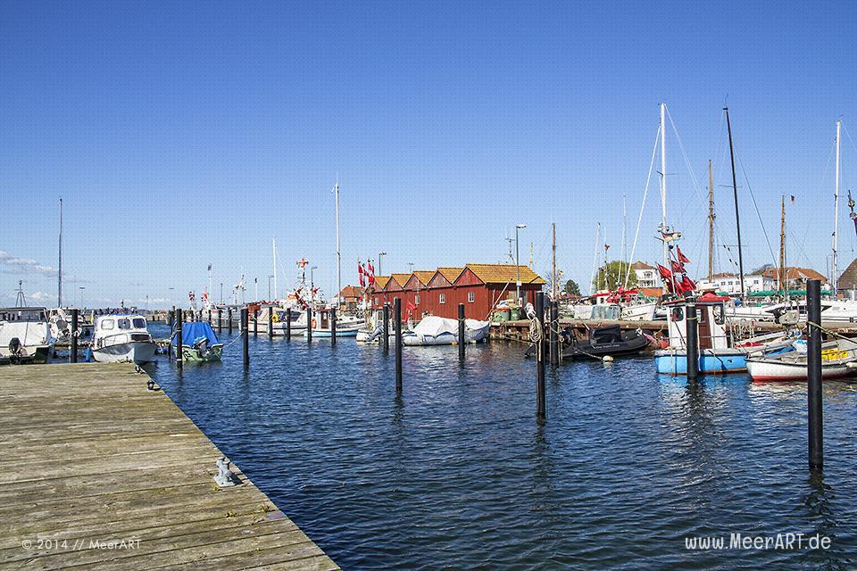 Fischekutter und Sportboote an ihren Liegeplätzen im Hafen von Laboe // Foto: MeerART