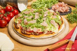 Rezept-Tipp: Pizza mit Rucola und Schinken // Foto: Ralph Kerpa