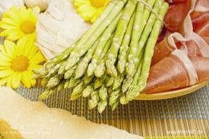 Grüner Spargel in einer Holzschale zusammen mit Schinken und Parmesan // Foto: R. Kerpa