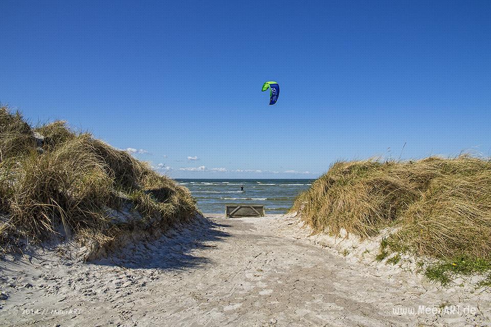 Kitesurfer auf der Ostsee in der Kieler Förde am Strand von Stein // Foto: MeerART