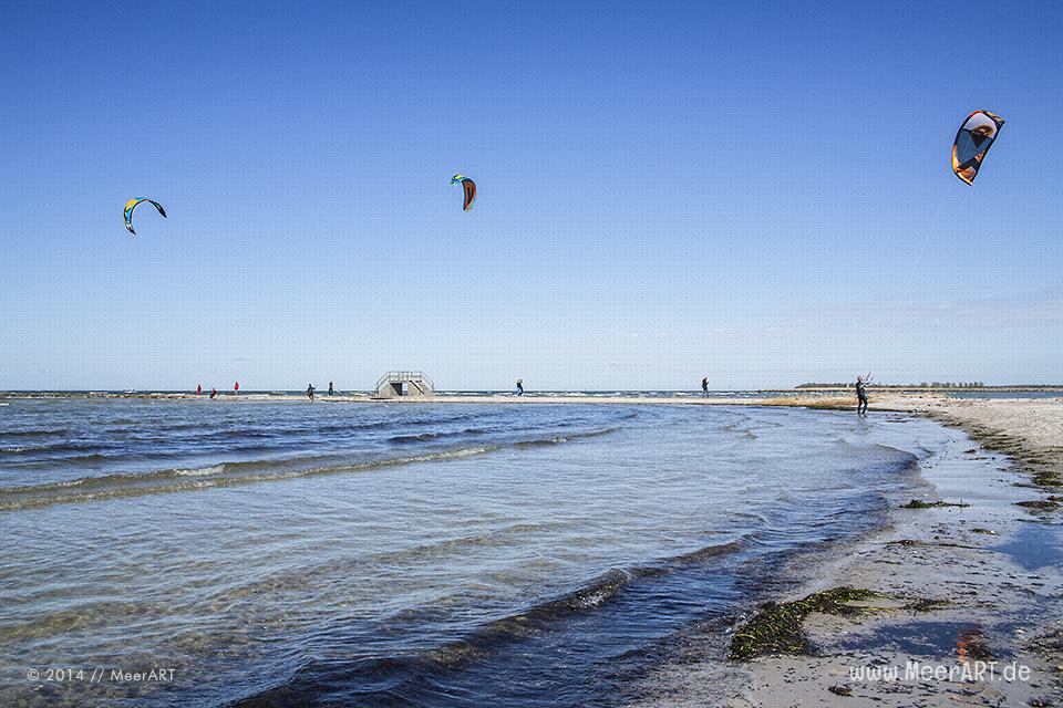 Kitesurfer auf der Ostsee in der Kieler Förde am Strand von Stein // Foto: MeerART