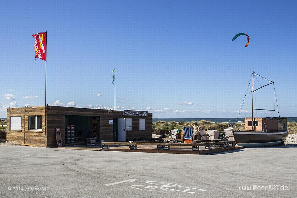 Bei der Surfschule „TATORT HAWAII“ am Strand von Stein werden Vorbereitungen auf die Saison getroffen // Foto: MeerART