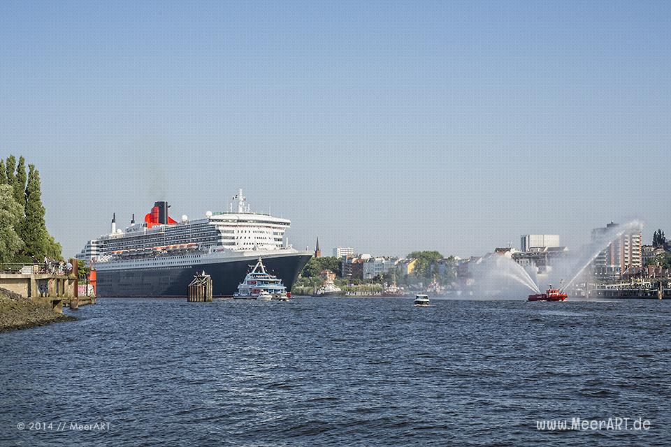 Die "QUEEN MARY 2" beim Einlaufen in de Hamburger Hafen am 19.07.2014 zum 10 jährigen Jubiläum // Foto: MeerART