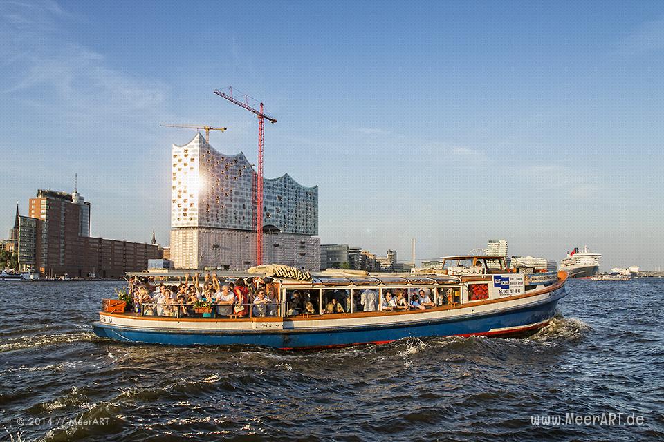 Die "QUEEN MARY 2" beim Einlaufen in de Hamburger Hafen am 19.07.2014 zum 10 jährigen Jubiläum // Foto: MeerART