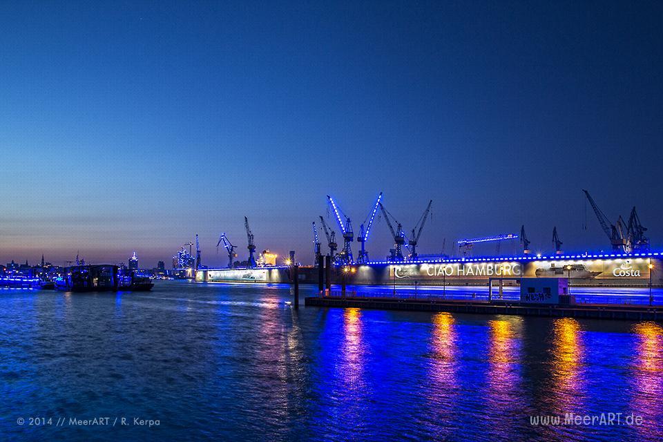 Die Lichtinstallation "BLUE PORT" von Michael Batz in Hamburg // Foto: R. Kerpa