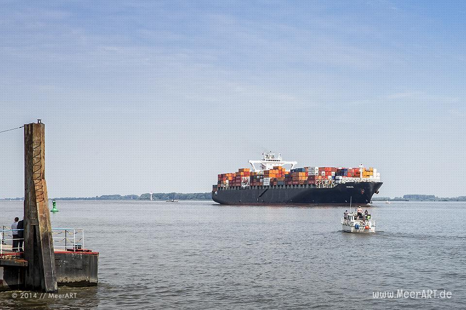 Das Containerschiff „VENEZIA“ (IMO 9231743) auf der Unterelbe bei Stadersand // Foto: MeerART
