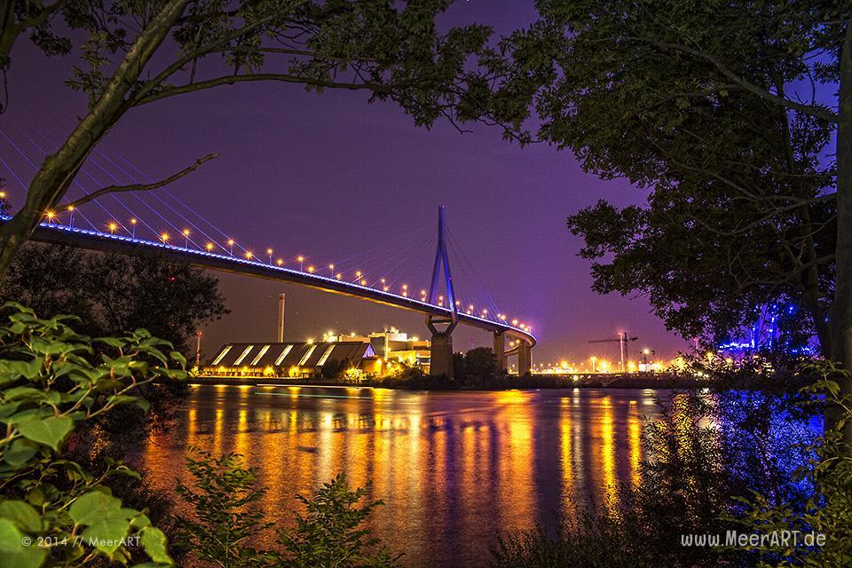 Die "KÖHLBRANDBRÜCKE" während der Lichtinstallation "BLUE PORT 2014" von Michael Batz in Hamburg // Foto: R. Kerpa