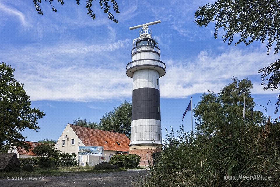 Der 1807 von den Dänen erbaute Leuchtturm auf der „Bülker Huk“ in der Kieler Förde bei Strande // Foto: MeerART