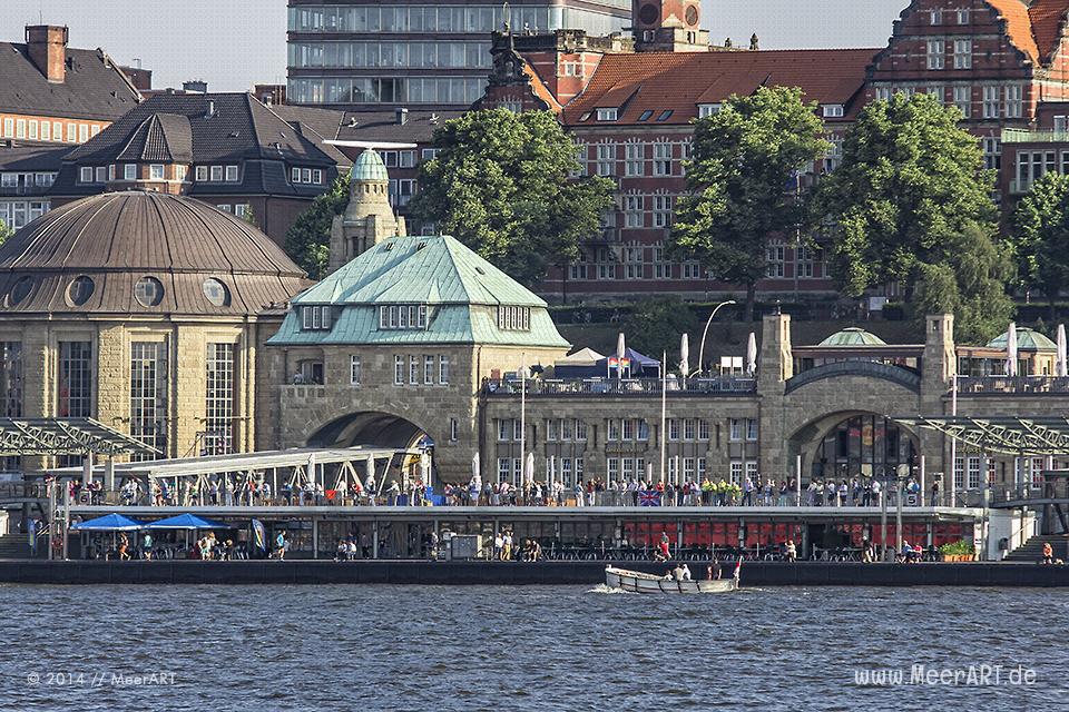Die "QUEEN MARY 2" beim Einlaufen in de Hamburger Hafen am 19.07.2014 zum 10 jährigen Jubiläum // Foto: MeerART