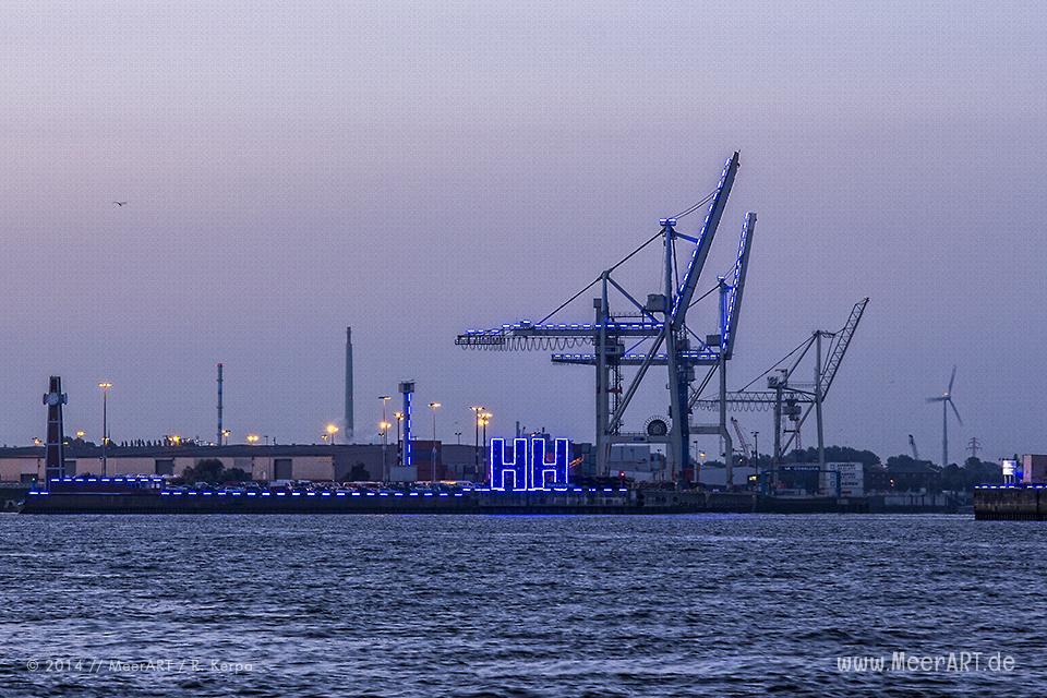Die Lichtinstallation "BLUE PORT" von Michael Batz in Hamburg // Foto: R. Kerpa