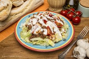 Rezept-Tipp: Salat mit Feta und Hack dazu Baguette // Foto: R. Kerpa