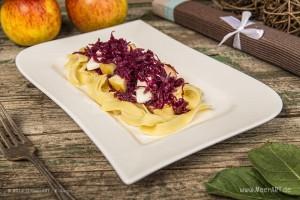 Rezept-Tipp: Bandnudeln mit Apfel-Rotkraut // Foto: R. Kerpa