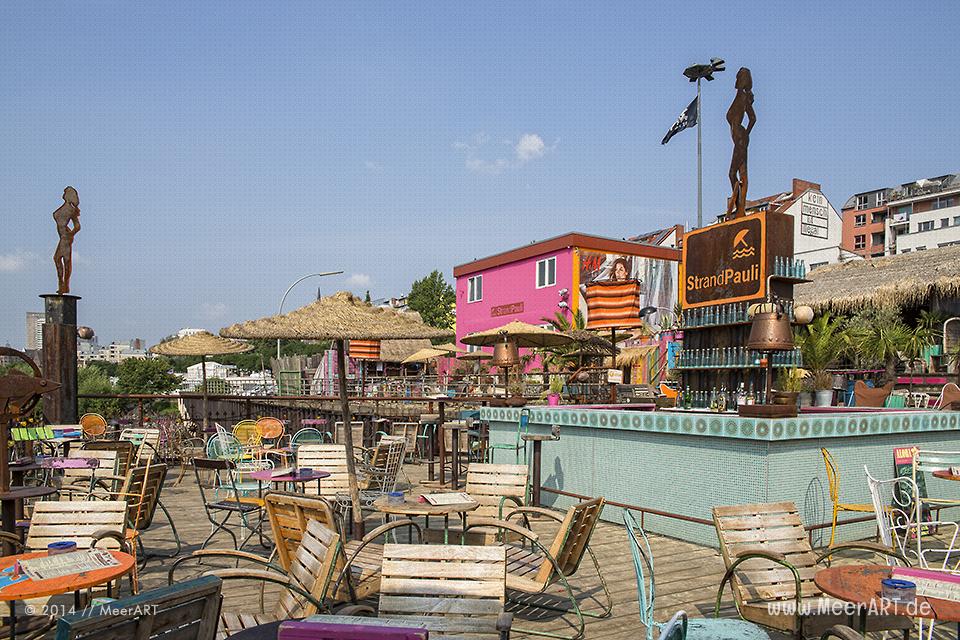 Einer der schönsten Beach Clubs in Hamburg, die zum chillen nur so einladen, ist eindeutig "StrandPauli" // Foto: MeerART