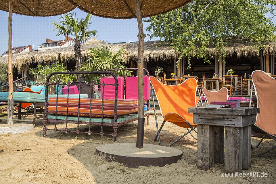 Einer der schönsten Beach Clubs in Hamburg, die zum chillen nur so einladen, ist eindeutig "StrandPauli" // Foto: MeerART