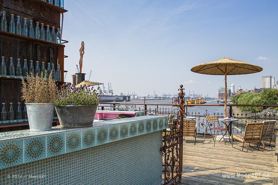 Einer der schönsten Beach Clubs in Hamburg, die zum chillen nur so einladen, ist eindeutig "StrandPauli" // Foto: MeerART