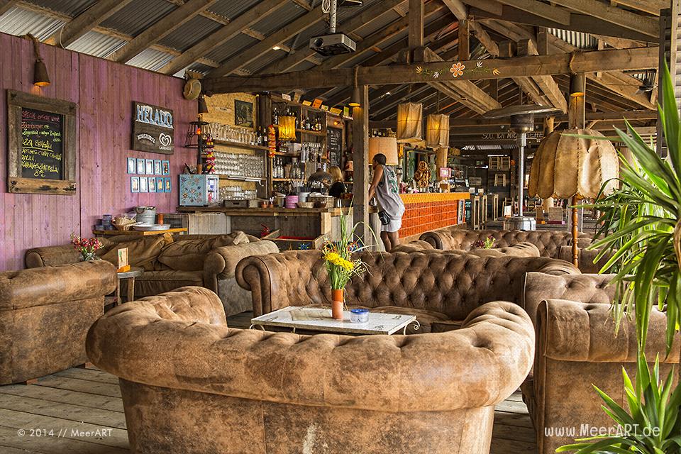 Einer der schönsten Beach Clubs in Hamburg, die zum chillen nur so einladen, ist eindeutig "StrandPauli" // Foto: MeerART