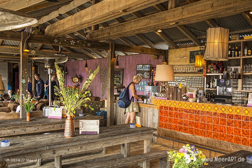 Einer der schönsten Beach Clubs in Hamburg, die zum chillen nur so einladen, ist eindeutig "StrandPauli" // Foto: MeerART