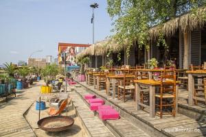 Einer der schönsten Beach Clubs in Hamburg, die zum chillen nur so einladen, ist eindeutig "StrandPauli" // Foto: MeerART