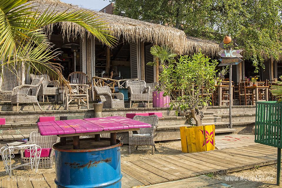 Einer der schönsten Beach Clubs in Hamburg, die zum chillen nur so einladen, ist eindeutig "StrandPauli" // Foto: MeerART