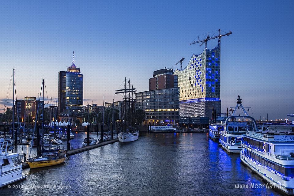 Die Lichtinstallation "BLUE PORT" von Michael Batz in Hamburg // Foto: MeerART