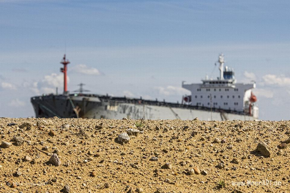 Der Tanker "RAVE" am Kai im Kaiser-Wilhelm-Hafen in Hamburg-Steinwerder wo das dritte Kreuzfahrtterminal erbaut wird // Foto: R. Kerpa