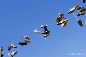 Schuhe auf einem Drahtseil in Flensburg // Foto: MeerART