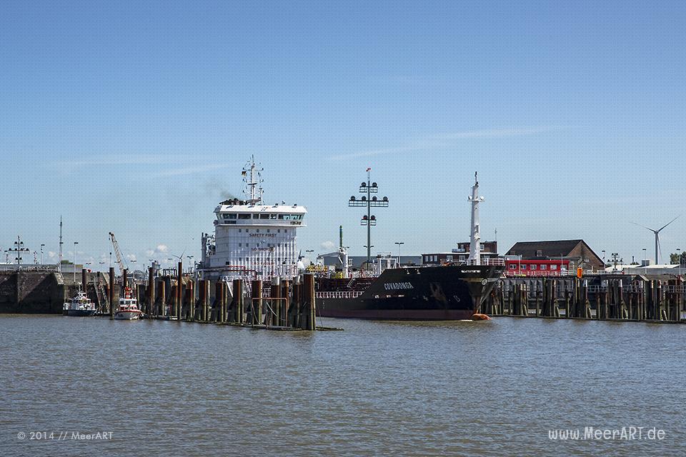 Der Tanker "COVADONGA" (IMO 9000489) verlässt am 27.08.2014 die Schleuse vom Nord-Ostsee-Kanal in Brunsbüttel // Foto: MeerART