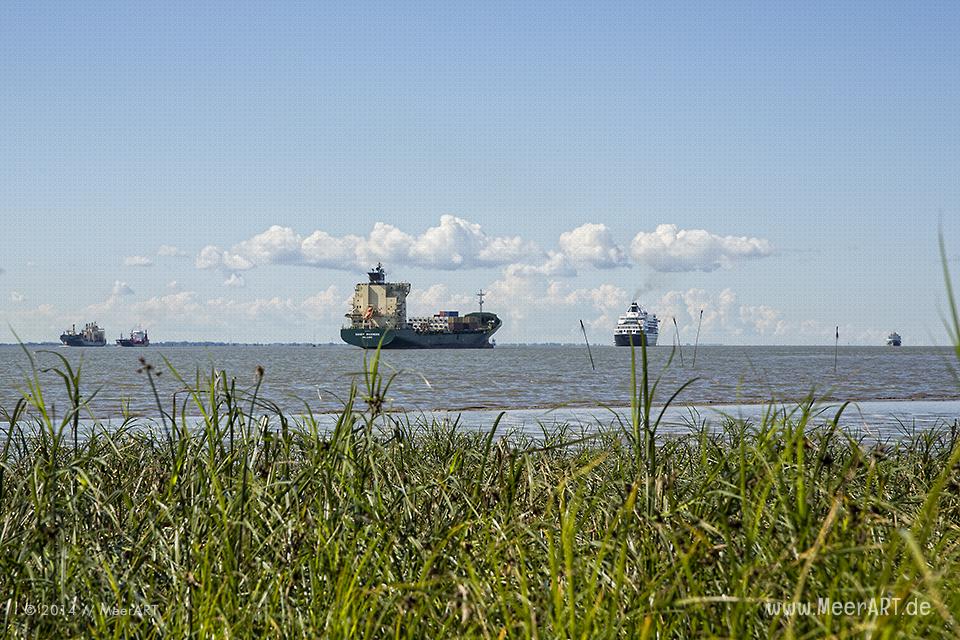 Schiffe in Warteposition vor der Schleuse zum Nord-Ostsee-Kanal in Brunsbüttel // Foto: MeerART