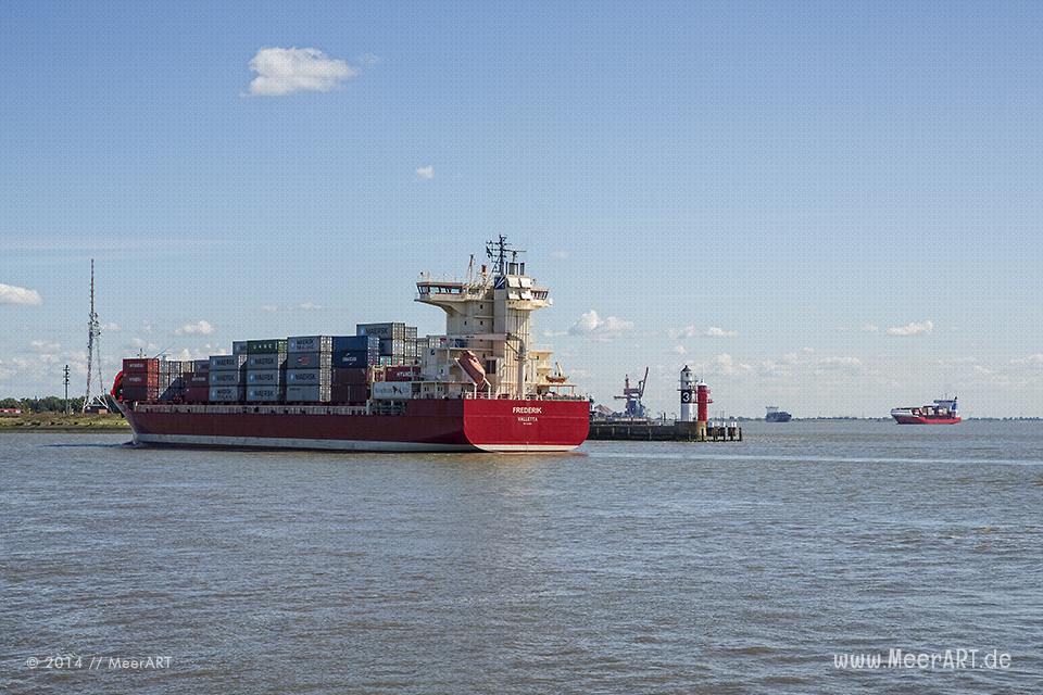 Das Feederschiff „FREDERIK“ läuft am 27.08.2014 die Schleuse zum Nord-Ostsee-Kanal in Brunsbüttel an // Foto: MeerART