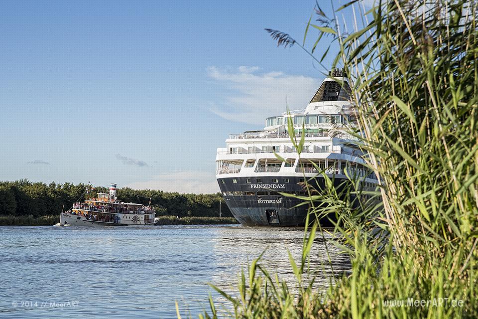 Das Kreuzfahrtschiff "PRINSEDAM" im Nord-Ostsee-Kanal und er Raddampfer "FREYA" bei Ecklak // Foto: MeerART