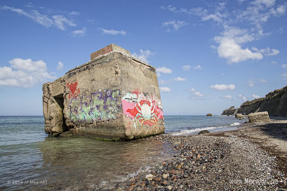 Teile eines alten NVA-Bunkers in der Ostsee am Steilufer bei Ahrenshoop // Foto: MeerART
