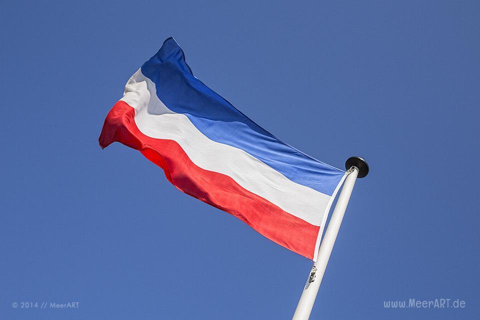 Flagge von Schleswig-Holstein am Schönberger Strand // Foto: MeerART