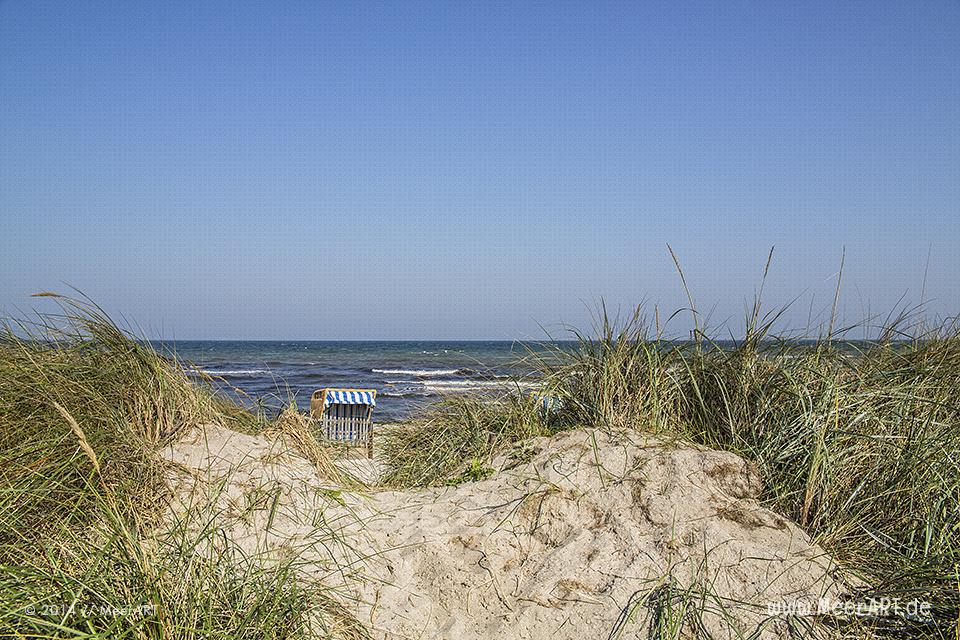 Strandkorb hinter den Dünen an der Ostsee beim Schönberger Strand // Foto: R. Kerpa