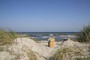 Strandkörbe hinter den Dünen an der Ostsee beim Schönberger Strand // Foto: R. Kerpa