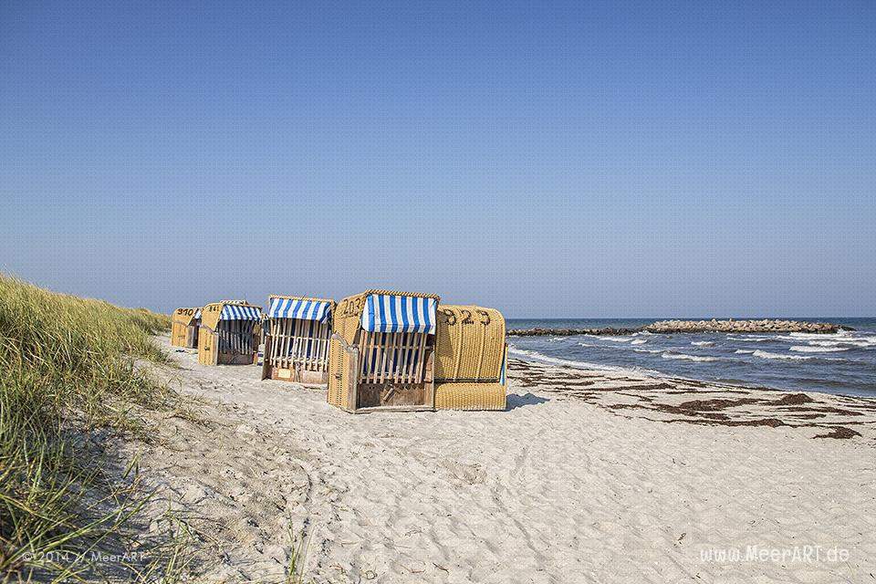 Strandkörbe hinter den Dünen an der Ostsee beim Schönberger Strand // Foto: R. Kerpa